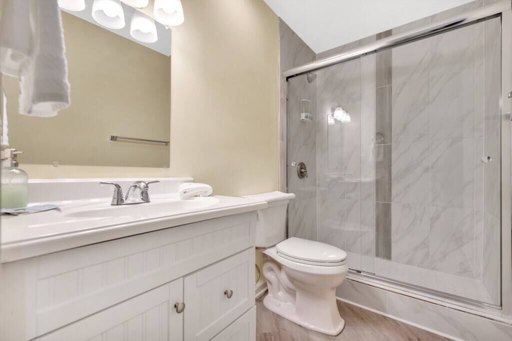 Cozy 2 Bedroom Duplex  w/ Jacuzzi