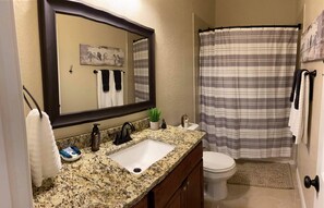 Duschwanne, Haartrockner, Handtücher, Seife