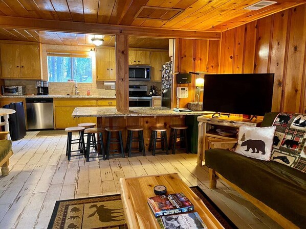 Jääkaappi, mikroaaltouuni, uuni, liesi