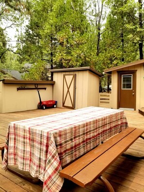 Outdoor dining - Bear’s Lair Cabin, Willow Cove, Bass Lake (Bass Lake)