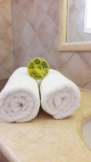 Hårføner og håndklær