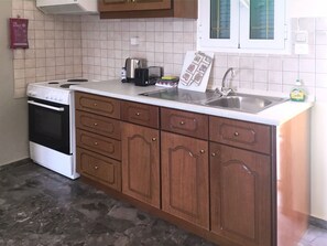 Kühlschrank, Ofen, Herdplatte, Kochgeschirr/Geschirr/Besteck