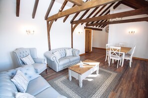 Living room - Flint Cottage - Sleeps 6 - Private Woodland (Hailsham)