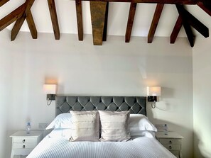 3 bedrooms, free WiFi, bed sheets - Flint Cottage - Sleeps 6 - Private Woodland (Hailsham)