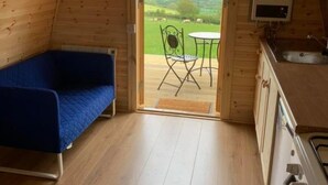 小屋, 1 张大床和 1 张  沙发床 | 客厅 | 30-英寸电视（配备数码频道）