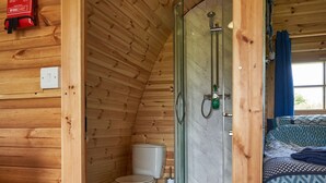 小屋, 1 张大床和 1 张沙发床 | 浴室 | 淋浴设施、免费洗浴用品、毛巾