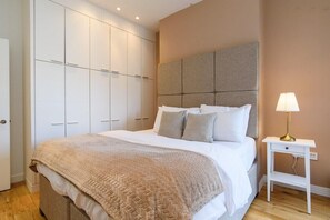 1 bedroom, iron/ironing board - Plum Guide - Dragon Mountain (Cardiff)