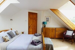 Room - Plum Guide - Hidey Hole (Whitland)