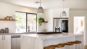Private kitchen - Plum Guide - Sandflower (Palm Desert)