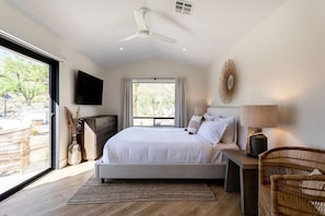 9 Schlafzimmer, Bügeleisen/Bügelbrett