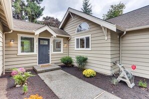 Exterior - ⭐WOW⭐ Modern Farmhouse Getaway Retreat w/ Views ✨ (Fall City)