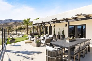 Outdoor dining - Plum Guide - A Spark In Sand (Palm Desert)