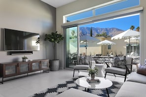 Living area - Plum Guide - Bocce Bocce Bocce (Palm Springs)