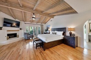 8 bedrooms, iron/ironing board - Plum Guide - Desert Ace (Rancho Mirage)