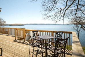 Outdoor dining - Waterfront Island Cottage - 4 Seasons (Bailieboro)