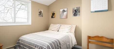 3 chambres, lit de bébé portatif, literie fournie