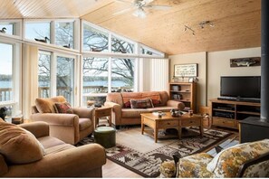 Televisión, reproductor de DVD, videoteca y estéreo 