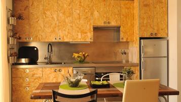 Een koelkast, een magnetron, een oven, een kookplaat