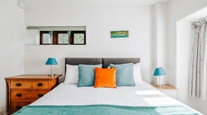 4 bedrooms, iron/ironing board - Plum Guide - Hen House Hideaway (Saltash)