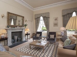 Living room - Plum Guide - Old in New (Edinburgh)