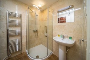 Bathroom - Plum Guide - Scafell Cottage (Holmrook)