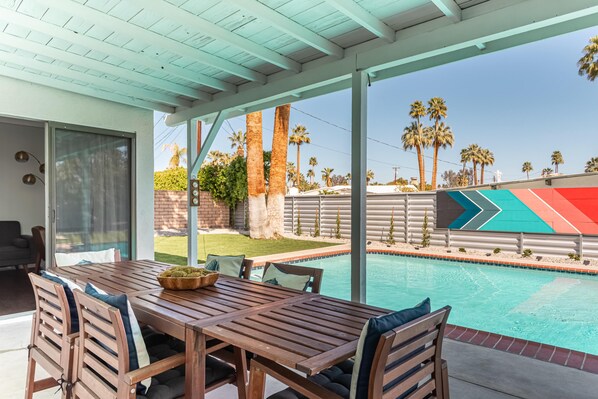 Outdoor dining - Plum Guide - The Blue Ridge (Palm Springs)