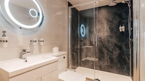 Shower - Plum Guide - Pebbles & Ponds (St Austell)