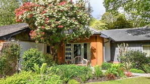 Exterior - Plum Guide - Pebbles & Ponds (St Austell)