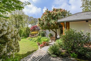 Property grounds - Plum Guide - Pebbles & Ponds (St Austell)