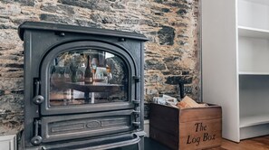 Interior - Plum Guide - Tom Thumb (Saltash)