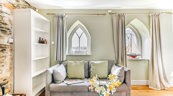 TV, fireplace, books - Plum Guide - Tom Thumb (Saltash)