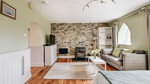 Living area - Plum Guide - Tom Thumb (Saltash)