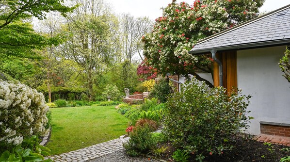 Property grounds - Plum Guide - Nature's Own Garden (St Austell)