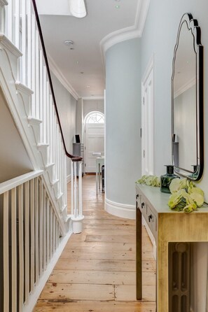 Interior - Plum Guide - Vanity Flair (Brighton)