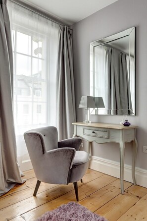 5 bedrooms, iron/ironing board - Plum Guide - Vanity Flair (Brighton)