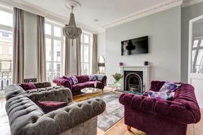 TV, fireplace - Plum Guide - Vanity Flair (Brighton)