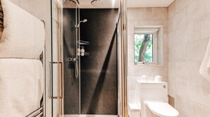 Shower - Plum Guide - Wisteria View (St Austell)