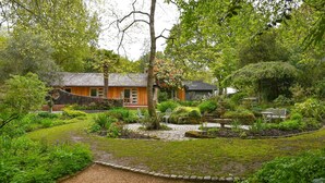 Property grounds - Plum Guide - Wisteria Bridge (St Austell)