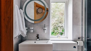 Bathroom - Plum Guide - Wisteria Bridge (St Austell)