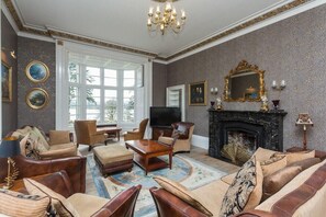TV, fireplace - Plum Guide - The Mist On The Lake (Windermere)