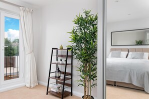 4 bedrooms, iron/ironing board - Plum Guide - Redwick (Slough)