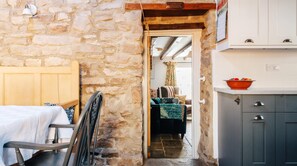 Interior - Plum Guide - The Riverside Cottage (Richmond)