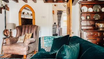 TV, pendiangan, pemain DVD, buku-buku