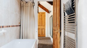 Designer toiletries - Plum Guide - The Riverside Cottage (Richmond)