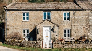 Exterior - Plum Guide - The Riverside Cottage (Richmond)