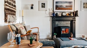 TV, fireplace, DVD player, books - Plum Guide - The Riverside Cottage (Richmond)