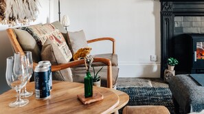 TV, fireplace, DVD player, books - Plum Guide - The Riverside Cottage (Richmond)