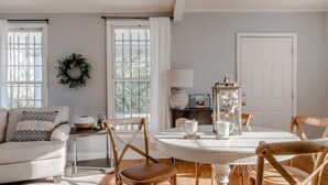 Dining - Plum Guide - Ragtime Rhythm (Charleston)
