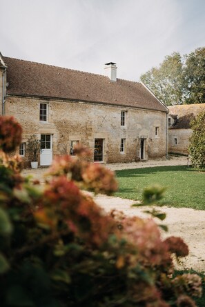 Suite Tradition, salle de bains attenante, vue jardin | Extérieur