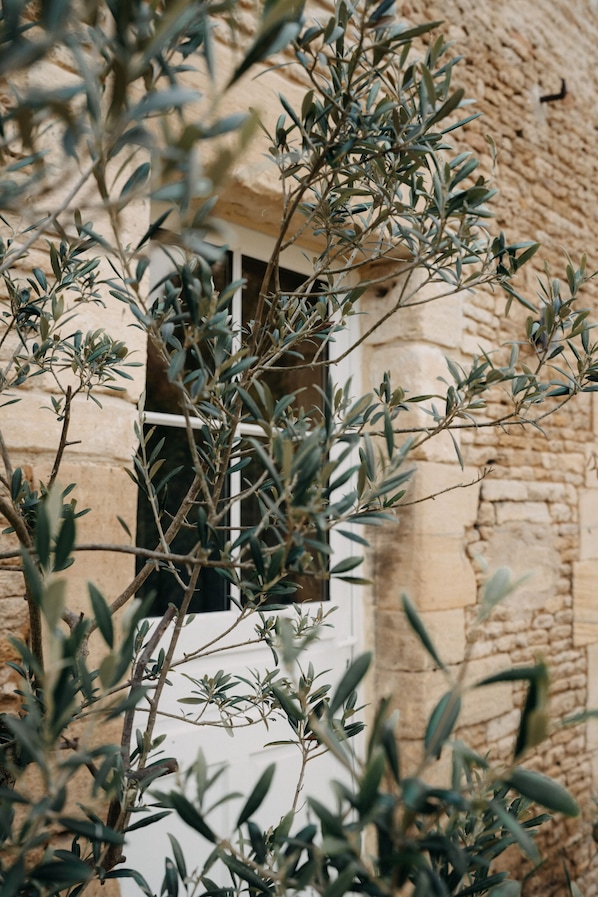 Suite Tradition, salle de bains attenante, vue jardin | Extérieur